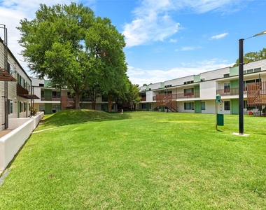2200 Dickson Dr - Photo Thumbnail 28