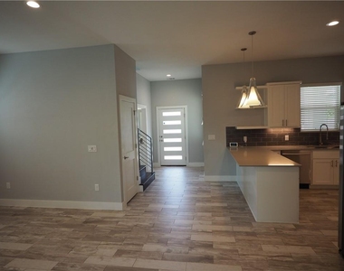 6913 Providence Ave - Photo Thumbnail 9