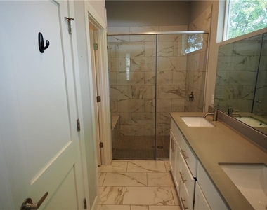 6913 Providence Ave - Photo Thumbnail 13