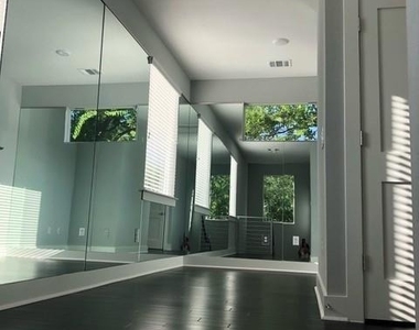 6913 Providence Ave - Photo Thumbnail 2