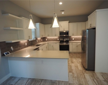 6913 Providence Ave - Photo Thumbnail 7