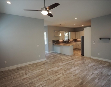 6913 Providence Ave - Photo Thumbnail 5