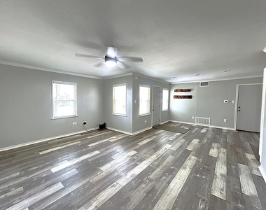 409 Oscar St - Photo Thumbnail 10