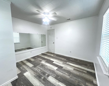 409 Oscar St - Photo Thumbnail 4