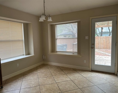 706 Luke Ln - Photo Thumbnail 4