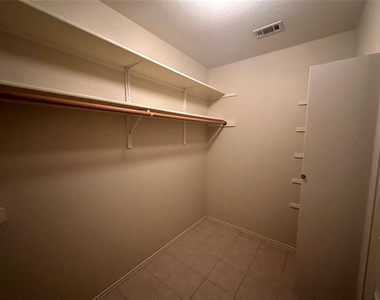 706 Luke Ln - Photo Thumbnail 10