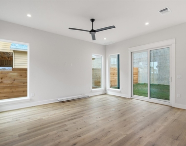 2709 Bristol Dr - Photo Thumbnail 3