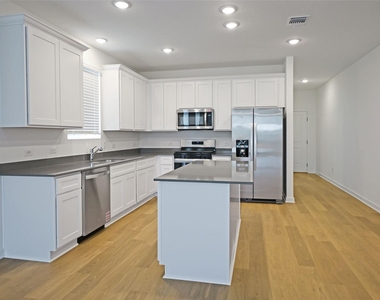 261 Elk Ave - Photo Thumbnail 6
