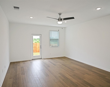 261 Elk Ave - Photo Thumbnail 9