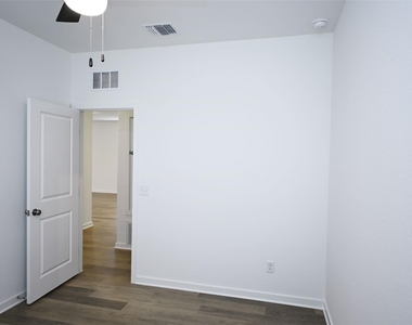 261 Elk Ave - Photo Thumbnail 26