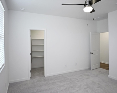 261 Elk Ave - Photo Thumbnail 15
