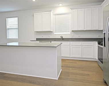 261 Elk Ave - Photo Thumbnail 5