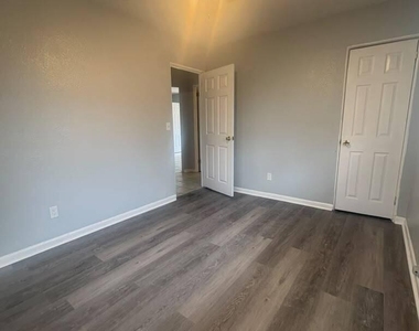 429 W 18th Street - Photo Thumbnail 8