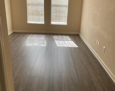 8290 Gate Parkway - Photo Thumbnail 1