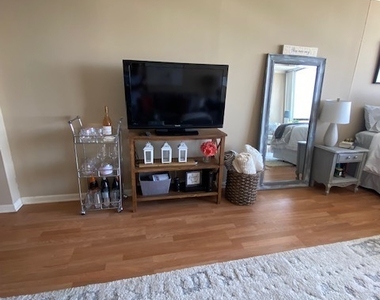 1636 N Wells Street - Photo Thumbnail 9