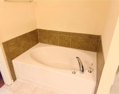 2380 Fairlie Drive - Photo Thumbnail 12