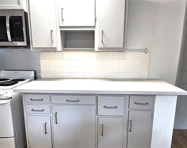 1067 Lanier Boulevard Ne - Photo Thumbnail 3