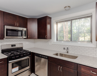 6803 N Ridge Boulevard - Photo Thumbnail 4