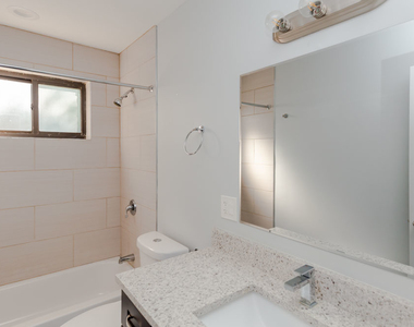 6803 N Ridge Boulevard - Photo Thumbnail 7