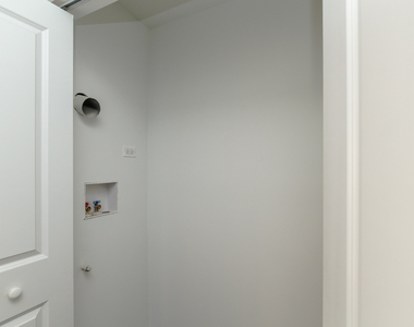 6803 N Ridge Boulevard - Photo Thumbnail 8
