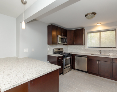 6803 N Ridge Boulevard - Photo Thumbnail 3