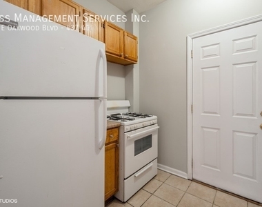 437 E Oakwood Boulevard - Photo Thumbnail 3