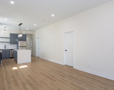 2036 N Hoyne Avenue - Photo Thumbnail 9