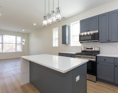 2036 N Hoyne Avenue - Photo Thumbnail 3