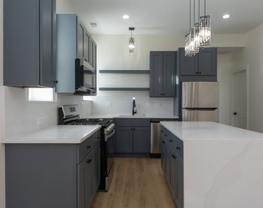 2036 N Hoyne Avenue - Photo Thumbnail 8