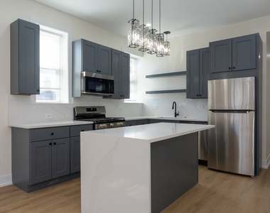 2036 N Hoyne Avenue - Photo Thumbnail 7