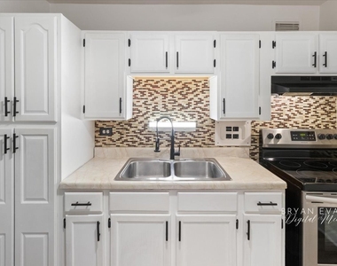 7337 S South Shore Drive - Photo Thumbnail 4