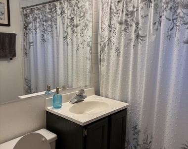 649 E Rockland Road - Photo Thumbnail 12