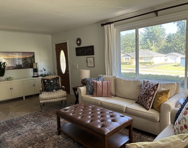 649 E Rockland Road - Photo Thumbnail 6
