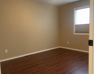 3829 Eastway Drive - Photo Thumbnail 15