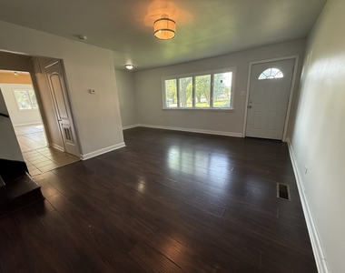 916 Williams Street - Photo Thumbnail 3