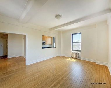E 11th st/2nd Avenue - Photo Thumbnail 2