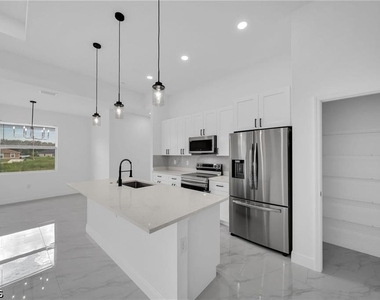 438 Poplar Street - Photo Thumbnail 10