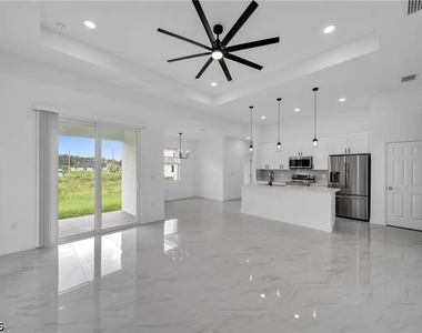 438 Poplar Street - Photo Thumbnail 3