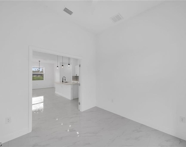 438 Poplar Street - Photo Thumbnail 9