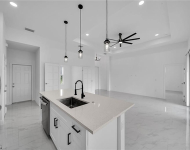 438 Poplar Street - Photo Thumbnail 6