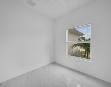 438 Poplar Street - Photo Thumbnail 8