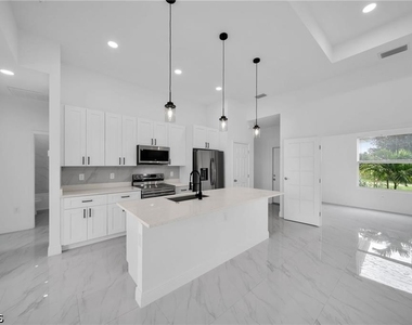 438 Poplar Street - Photo Thumbnail 4