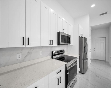 438 Poplar Street - Photo Thumbnail 5