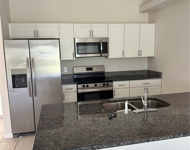 606 Se 8th Street - Photo Thumbnail 3