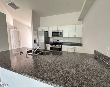 606 Se 8th Street - Photo Thumbnail 5
