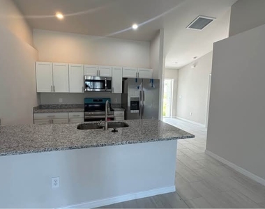 606 Se 8th Street - Photo Thumbnail 1