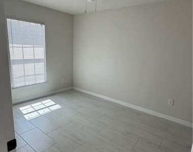 606 Se 8th Street - Photo Thumbnail 6