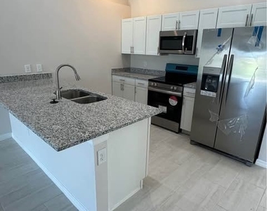 606 Se 8th Street - Photo Thumbnail 2