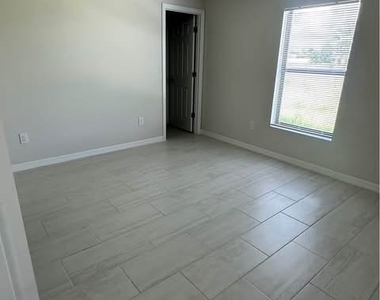 606 Se 8th Street - Photo Thumbnail 10