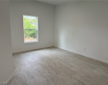 1103 W 10th Street - Photo Thumbnail 9